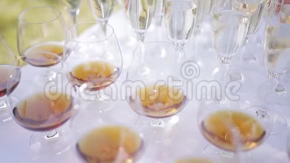 许多杯威士忌和香槟鸡尾酒桌视频的预览图