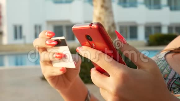女子持信用卡在网上购物视频的预览图