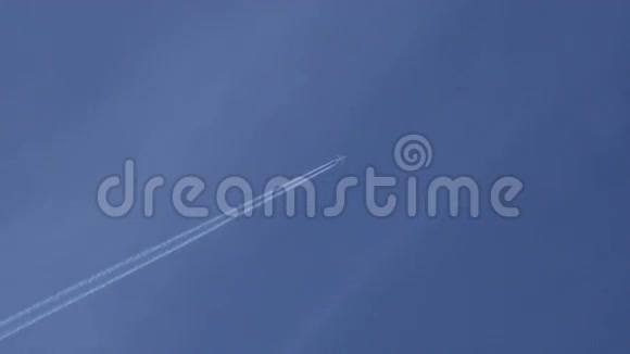 蓝天上的飞机视频的预览图