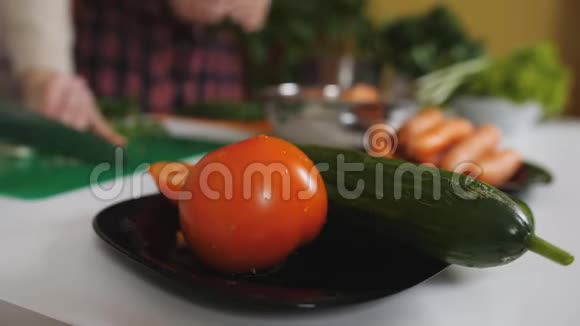 配料准备蔬菜沙拉番茄和黄瓜在盘子里视频的预览图