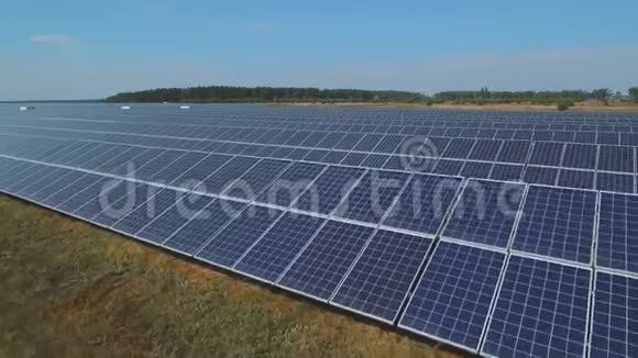 在草地上有太阳能电池板的长板无人驾驶飞机中弹视频的预览图