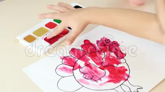 一个小孩子用水彩画把美转移到一张纸上学前儿童的发展视频的预览图