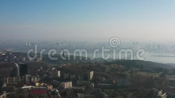 在4K超高清雾中俯瞰基辅的空中景色视频的预览图