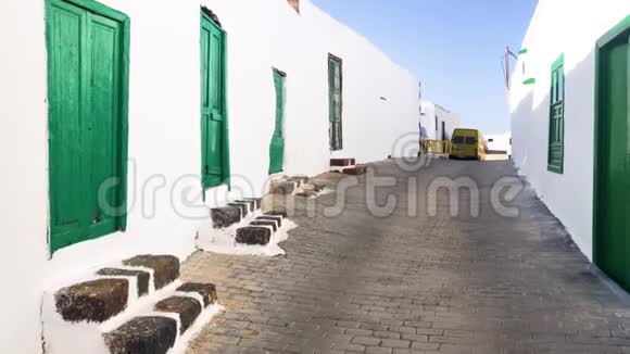 老绿色木门白色破损石墙一个小村庄里的街道场景泰吉丝兰扎罗特加那利群岛西班牙视频的预览图