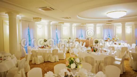 在大厅室内为婚宴庆典装饰节日餐桌视频的预览图