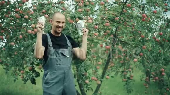 苹果农夫很乐意赚钱视频的预览图