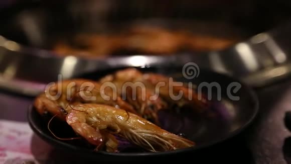 在一家中国餐馆的煤气烤架上烤鲜虾视频的预览图