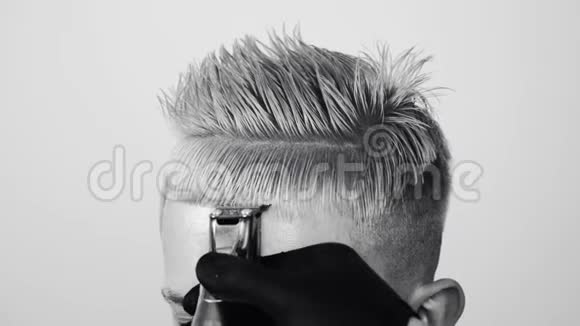 把人的头发剪好男手理发店用电动剃须刀刮胡子理发师理发视频的预览图
