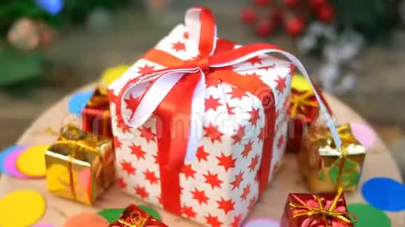 装饰圣诞节或新年礼物盒的收藏在木架上旋转成圈视频的预览图