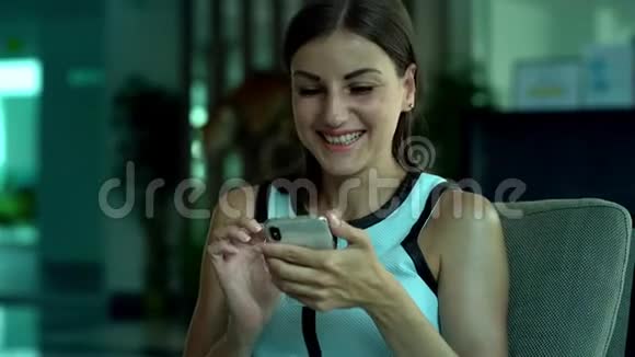 有魅力的女人用手机聊天聊天看书和笑特写镜头4k视频的预览图