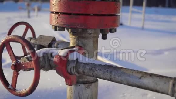 有管道阀门的石油和天然气加工厂视频的预览图