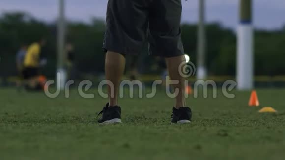 旗式足球训练中教练带领孩子们缓慢地奔跑视频的预览图
