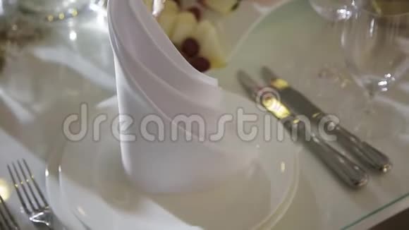 豪华餐厅的餐巾纸和酒杯宴会桌上视频的预览图