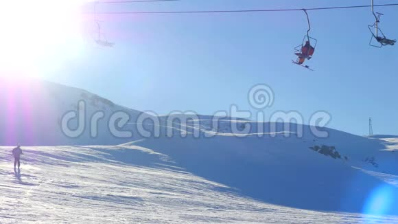 以雪山滑雪为背景的人和运动员滑雪板移动滑雪电梯视频的预览图