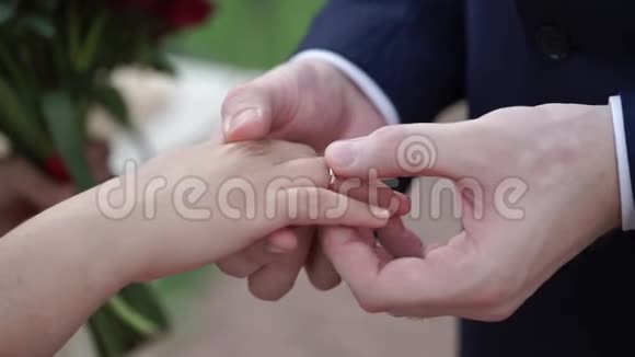 婚礼上新郎把戒指戴在新娘手指上视频的预览图