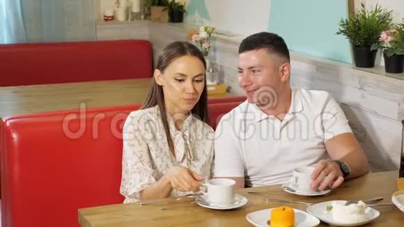 可爱的一对夫妇在糖果店喝茶视频的预览图