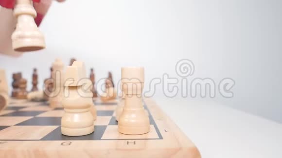 在棋盘上设置白色棋子视频的预览图