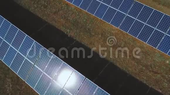 太阳光束在大型太阳能电池板上行走无人驾驶飞机中弹视频的预览图
