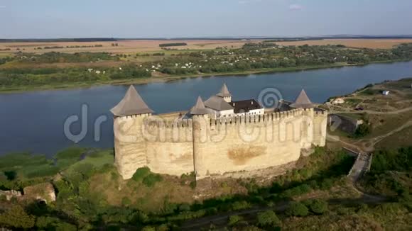 河附近古堡的鸟瞰图乌克兰的霍廷城堡东欧从左到右跟踪视频的预览图