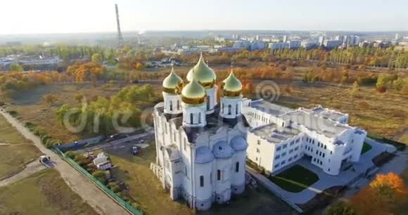 乌克兰哈尔科夫东正教教堂的空中景观视频的预览图