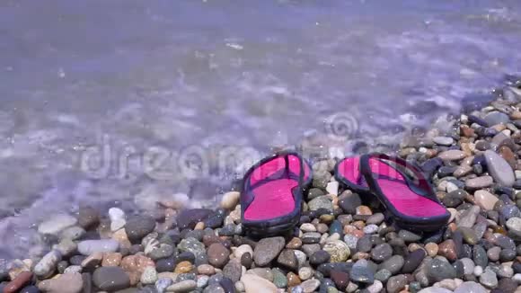 海滩上的粉色拖鞋视频的预览图