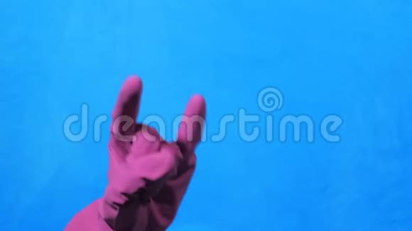 干净的手在蓝色背景上的紫色橡胶手套岩石和金属的手势视频的预览图