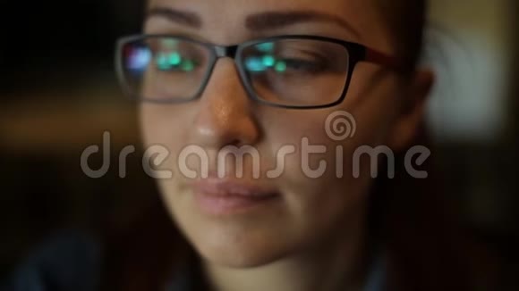 戴着中年眼镜的高加索女人的特写肖像视频的预览图