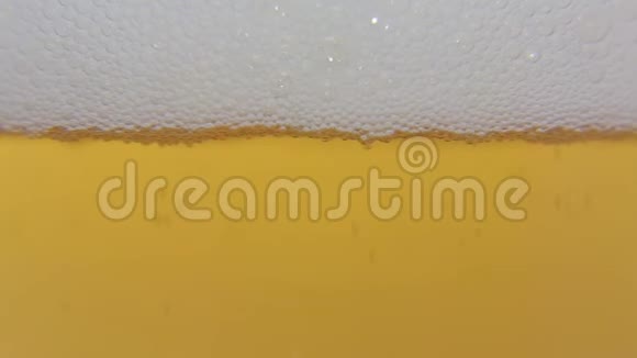 啤酒倒入杯中视频的预览图