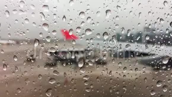 有雨滴的飞机窗户视频的预览图