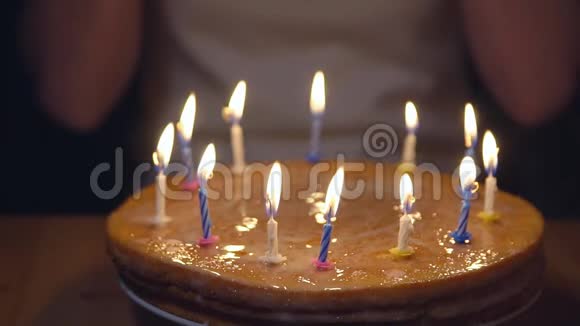 在一个女人的背景上点燃蜡烛的庆祝蛋糕视频的预览图