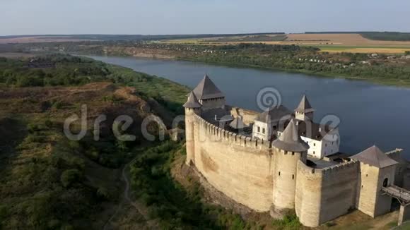 河附近古堡的鸟瞰图乌克兰的霍廷城堡东欧从左到右跟踪视频的预览图