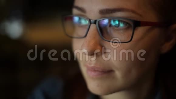 戴着中年眼镜的高加索女人的特写肖像视频的预览图
