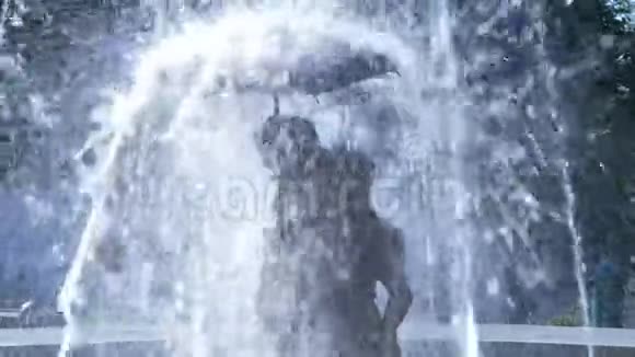 喷水喷泉中的图形视频的预览图