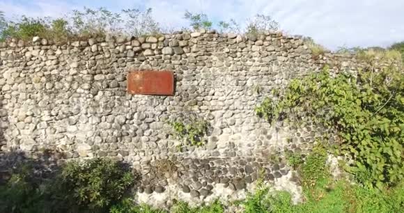 在巴格拉特山的古城墙上可以看到城市景观视频的预览图