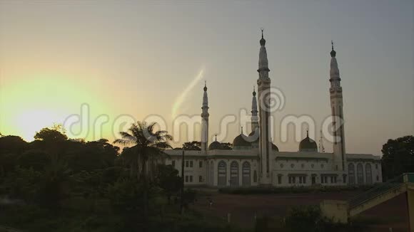 日落几内亚科纳克里大清真寺视频的预览图