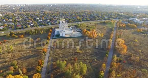 乌克兰哈尔科夫公园东正教教堂的鸟瞰图视频的预览图