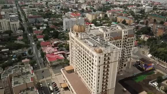 绕着城市里一座漂亮的高楼飞视频的预览图