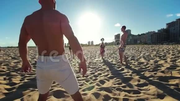 年轻漂亮的运动员打沙滩排球阳光灿烂视频的预览图