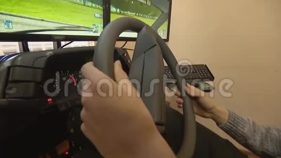 虚拟学习开车驾驶电脑站视频的预览图
