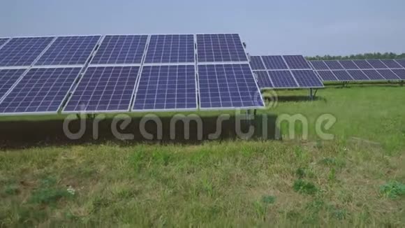 太阳能电池板站在田野上成排视频的预览图