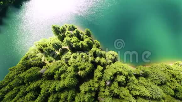 时光流逝山林湖泊景观空中观景观山林间绿松石色湖上空的云彩视频的预览图