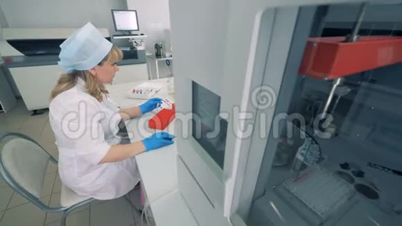 有生化分析仪和女士专家的实验室设施视频的预览图