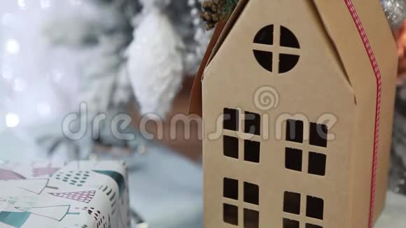 圣诞树下有窗户的纸板房子新年礼物视频的预览图