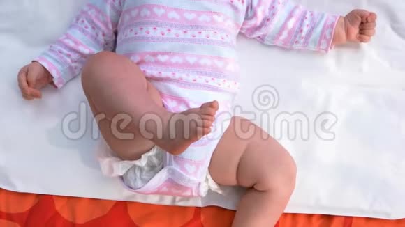 穿西装的婴儿躺在她背上视频的预览图