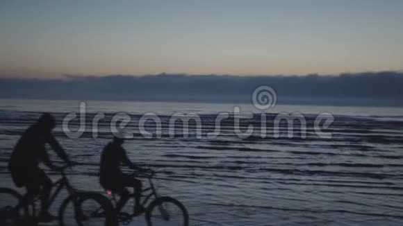令人惊叹的黑暗风景薄雾罕见的幽灵日落与紫罗兰和洋红色在波罗的海视频的预览图