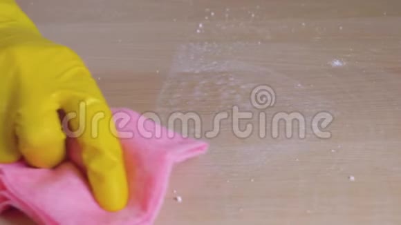 家庭主妇橡胶手套擦拭带清洁剂的脏桌子视频的预览图
