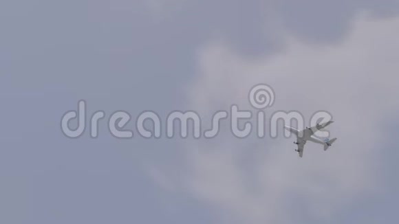 空中飞行的大型商用飞机视频的预览图