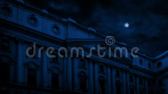 月光下的旧大厦视频的预览图