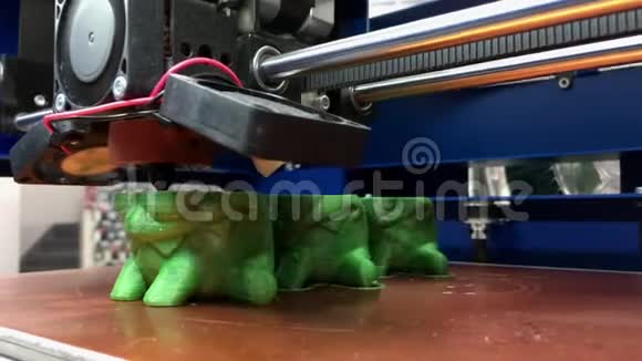 用绿色塑料加工3D打印机打印玩具视频的预览图
