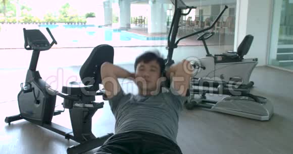 亚洲运动员在健身房做仰卧起坐视频的预览图